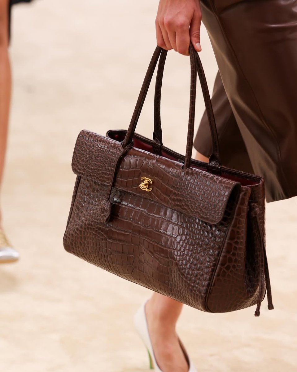 Chanel Resort 2026/27..🐊!
Literally my FAVOURITE LOOK..!! And the baggg !!! SCREAMING