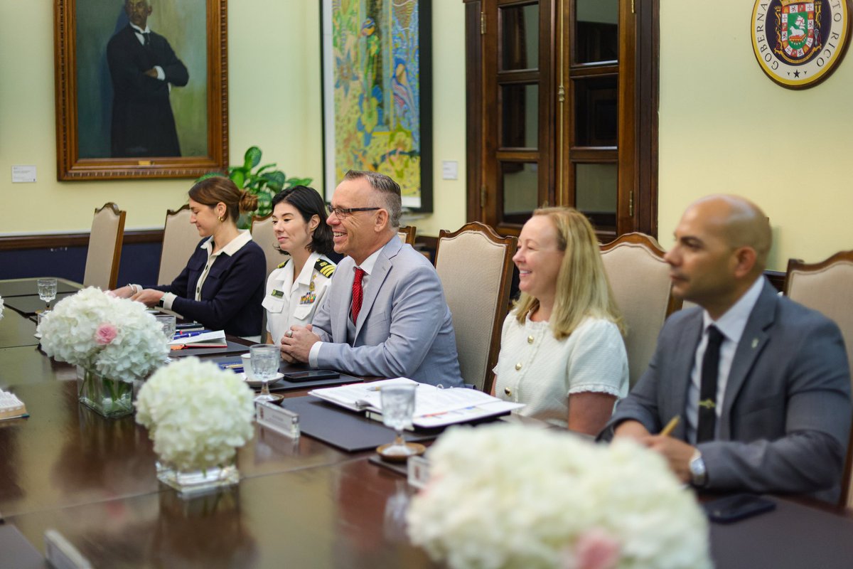Jenniffer's tweet photo. Today we held a meeting with John Knox, Principal Deputy Assistant Secretary of the Administration for Strategic Preparedness and Response (ASPR), along with Sandra Carpio, Caribbean Area Office Director; Megan Hoffmann, Senior Advisor; Julie Oxner, Director of Legislative Affairs; and Jorge Rodríguez, Army War College Fellow, to strengthen coordination between Puerto Rico and the federal government in preparedness, response, and recovery efforts during emergencies.

Together with Secretary of Health of Puerto Rico Dr. Víctor Ramos and Carlos J. Ríos, Deputy Secretary of the Department of Economic Development and Commerce, we discussed the resilience of our healthcare system, integration with emergency management, the strengthening of medical capabilities, and Puerto Rico’s strategic role in the United States pharmaceutical supply chain.

-

Hoy sostuvimos una reunión con John Knox, Principal Deputy Assistant Secretary de la Administración para la Preparación y Respuesta Estratégica (ASPR), junto a Sandra Carpio, directora de la Oficina del Caribe; Megan Hoffmann, asesora senior; Julie Oxner, directora de Asuntos Legislativos; y Jorge Rodríguez, fellow del Army War College, para fortalecer la coordinación entre Puerto Rico y el gobierno federal en preparación, respuesta y recuperación ante emergencias.

Junto al secretario de Salud, Dr. Víctor Ramos, y Carlos J. Ríos, subsecretario del Departamento de Desarrollo Económico y Comercio, dialogamos sobre la resiliencia de nuestro sistema de salud, la integración con manejo de emergencias, el fortalecimiento de capacidades médicas y el rol estratégico de Puerto Rico en la cadena de suministro farmacéutica de Estados Unidos.