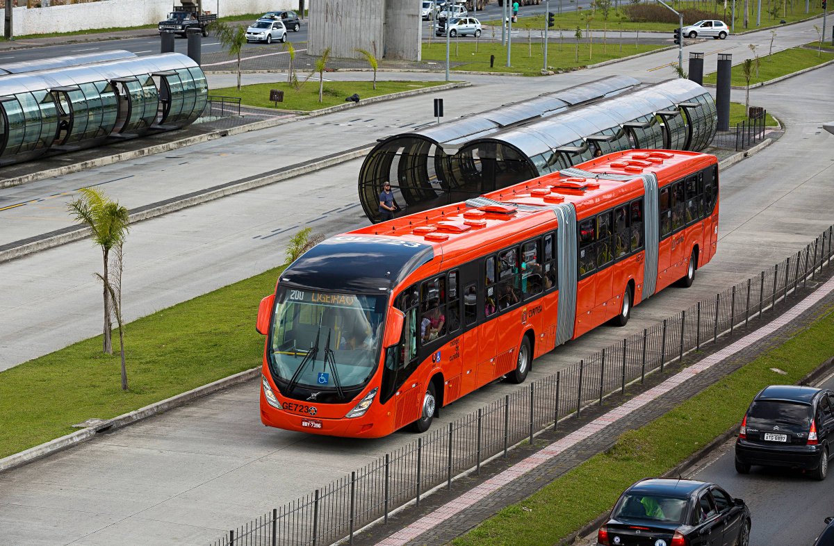matheuscarvalhx's tweet photo. Nosso BRT vs. o de outras cidades. Ibaneis e Celina pensam que Brasília merece menos pois se contenta com menos. https://t.co/bKqlCnex4U