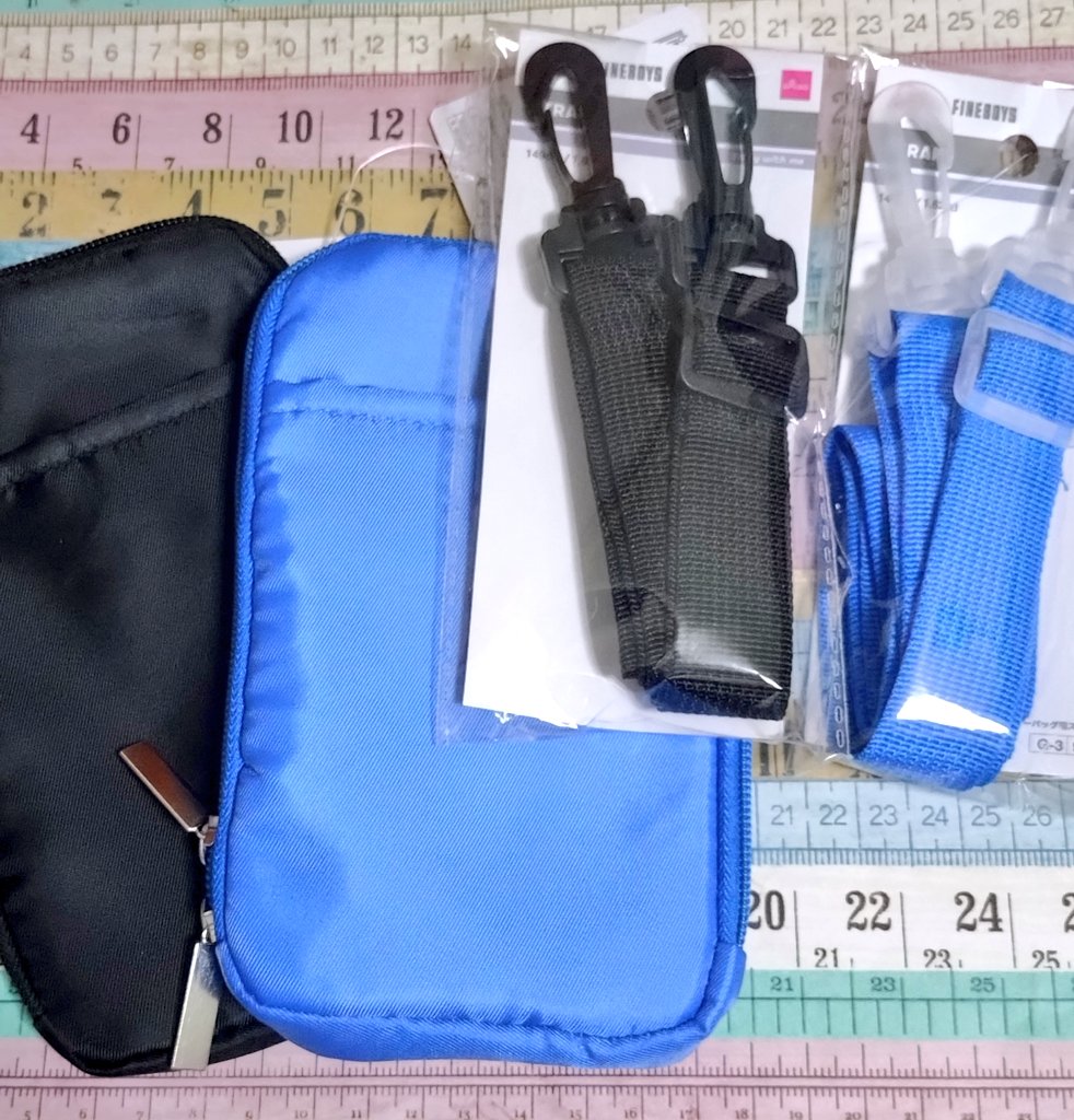 Gaerio2v2's tweet image. ダイソーのガルアワ＆FINEBOYSコラボ商品。

ポータブルショルダーバッグ、外と中の色の組み合わせが好き過ぎたので、選べず2色買ってきました。
ソックスも色味好きだし、チャームも可愛い。モーテルキーホルダーは他の色も正直欲しい。
#ダイソー
#ガールズアワード
#FINEBOYS