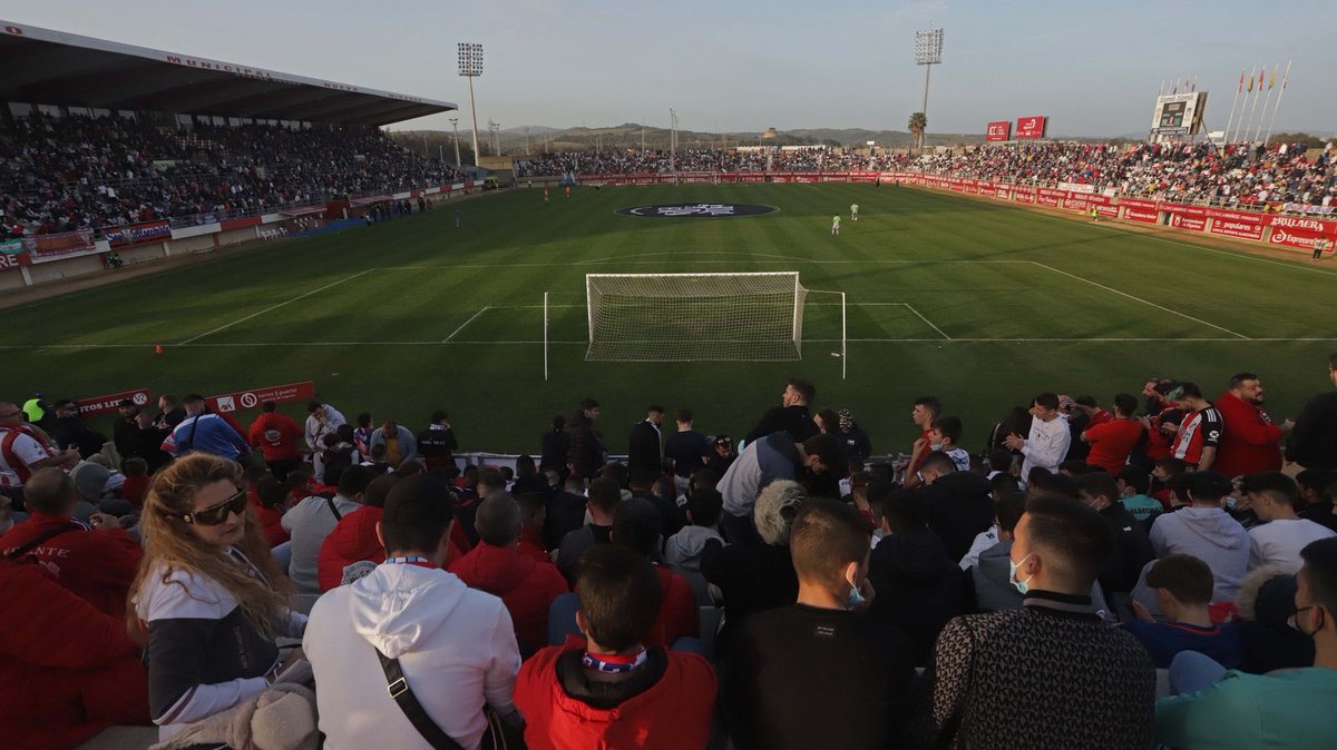 jfigueras21's tweet photo. EL VIERNES A LAS 21:15h QUIERO ESTO....🔴⚪️⚽️ @AlgecirasCF https://t.co/RX1CydZrPZ