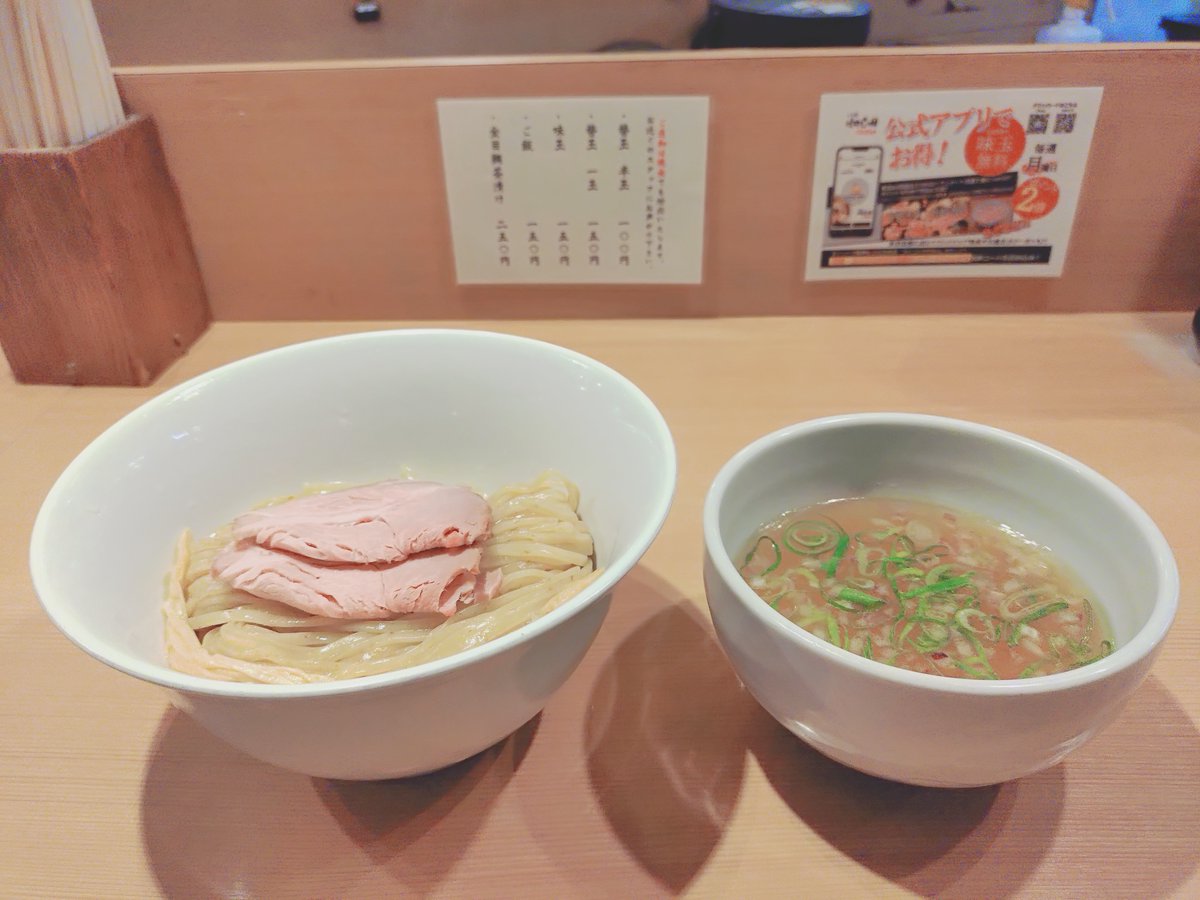 本日は
新宿に寄ったついでに　新宿 らぁ麺鳳仙花さんで『金目鯛つけ麺』を訪食😋
金目鯛の香りの良さにすっきりした口当たりいい甘みと旨味が凝縮された飲みやすいスープと全粒粉のストレート麺が非常にバランスがとれており美味しく食べ進めていけ即完食😍
今日も幸腹様でした🤗