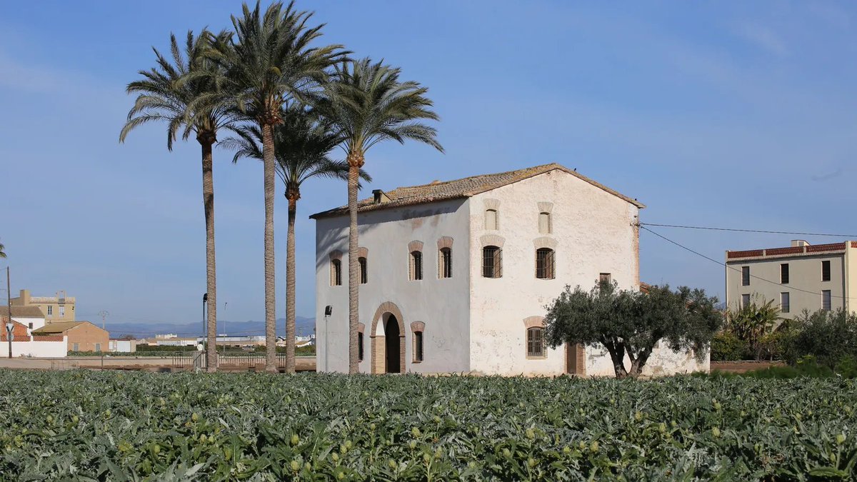 apuntnoticies's tweet photo. 🏘️València plantejarà que les alqueries de l’horta puguen destinar-se a allotjaments turístics.

També podran convertir-se en restaurants o dedicar-se a la venda directa de productes agrícoles.
https://t.co/YN83VxVZJr https://t.co/wVRmvDwnnd