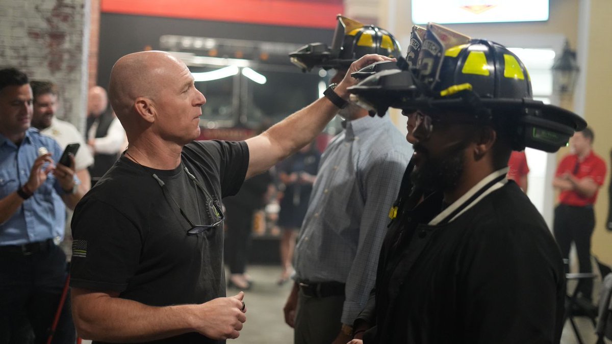 BrainXchange's tweet image. Carmel firefighters test #augmentedreality helmets  buff.ly/9r5EAuz