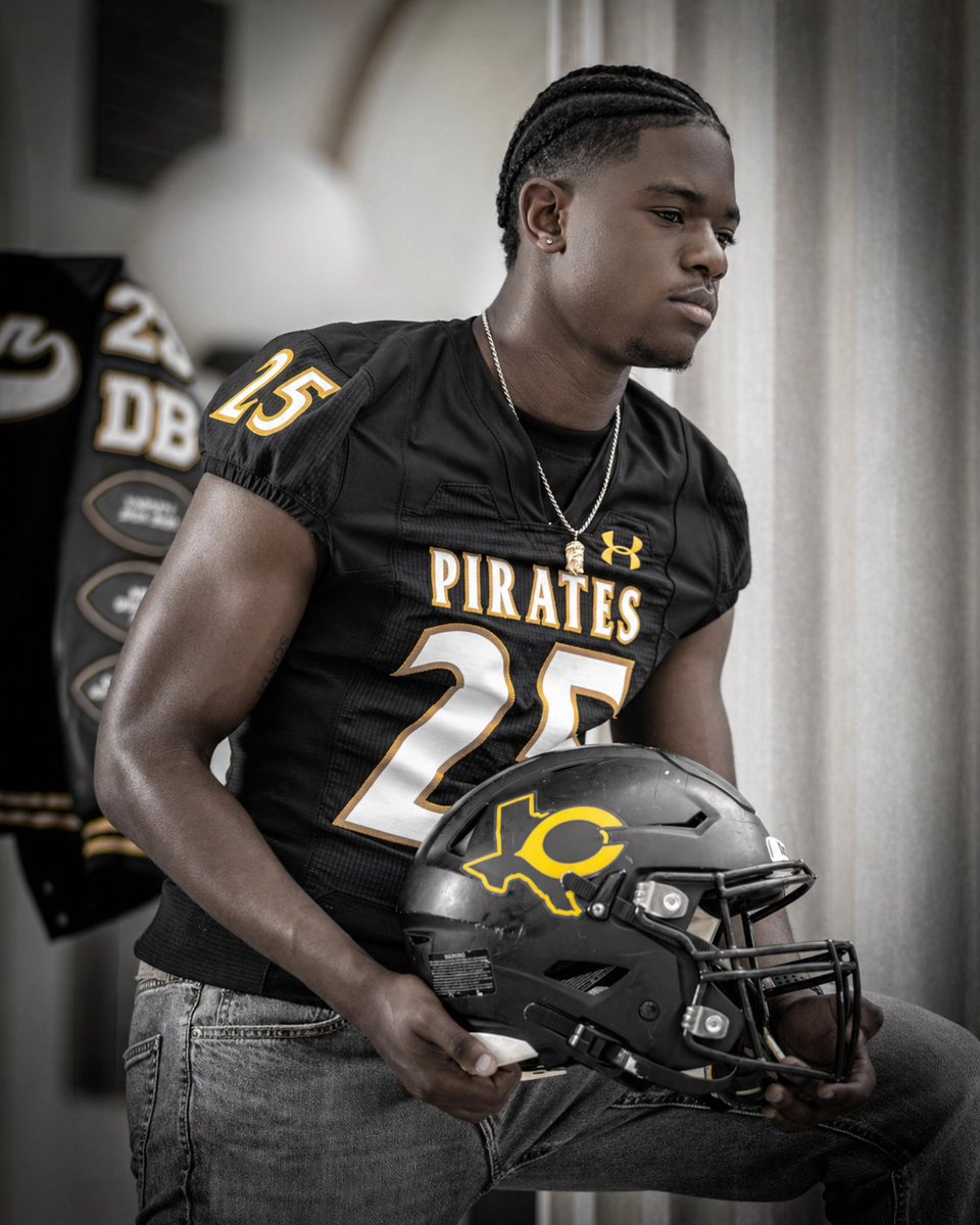 CeeNote78's tweet photo. Can't believe we're here. It came so fast!!! It's been a pleasure watching you grow and navigate life. This next chapter is gonna be even better. Thanx for allowing me to be your mom, your rock and #1 fan. Take it all in, man @jamal_logan_ 
#WarHawkBound
#Klazz2026 https://t.co/7cXjFu60wx