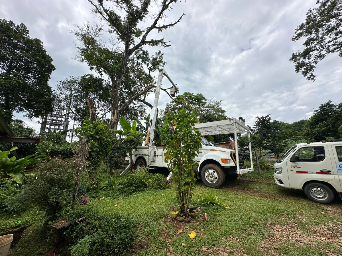 emsa_esp's tweet photo. Personal operativo 👷🏼‍♂️👷🏽‍♂️de la Electrificadora del Meta, realiza podas preventivas con grúa canasta en línea viva, subestación del municipio de San Juan de Arama, una labor importante para mantener despejadas las redes y fortalecer la continuidad del servicio. https://t.co/lWCtZksG9D