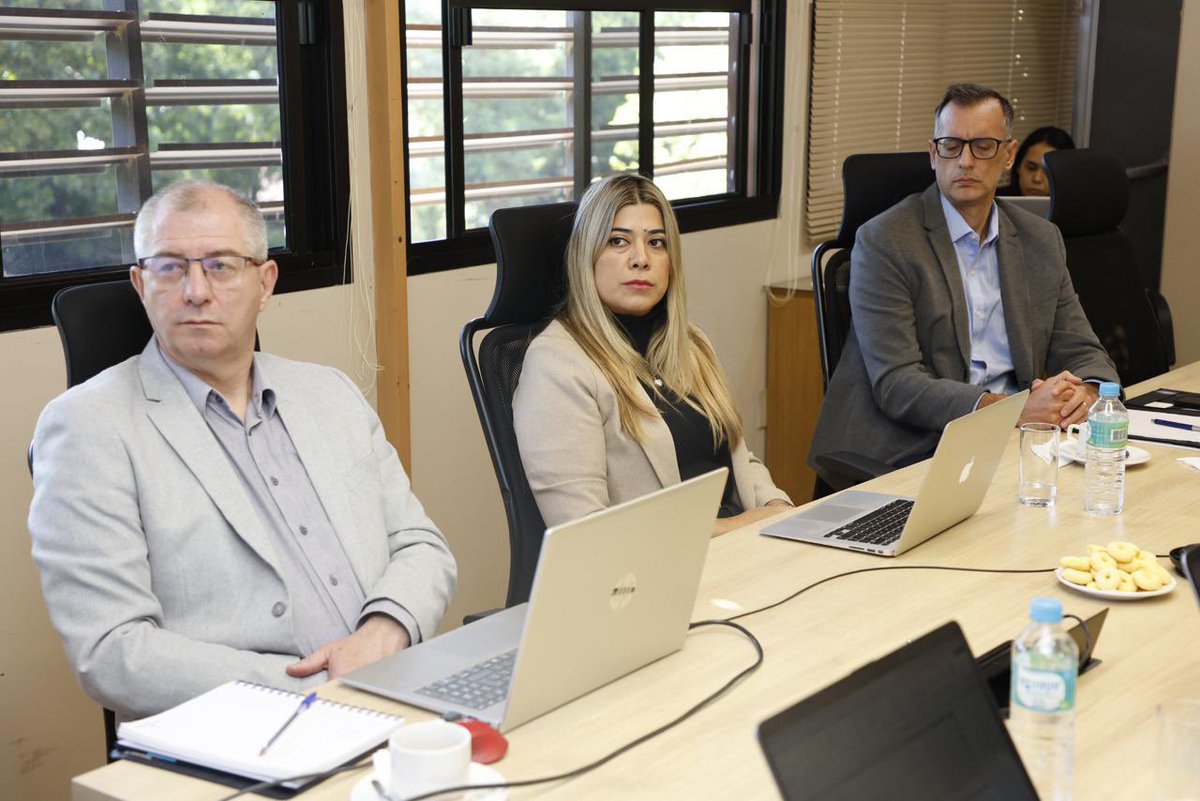 MTESS_PY's tweet photo. #ConsejoDeInversiones |  La directora general de Fiscalización Laboral, Jessica Duarte, participó en representación del Ministerio de Trabajo en una nueva sesión del Consejo de Inversiones.

Durante la jornada, se analizaron proyectos presentados en el marco del régimen de incentivos fiscales, con el objetivo de impulsar el desarrollo económico y la generación de empleo.

En este ámbito, el #MTESS contribuye al proceso mediante la verificación del cumplimiento de la normativa laboral y de seguridad social, promoviendo condiciones de trabajo adecuadas y el empleo formal.