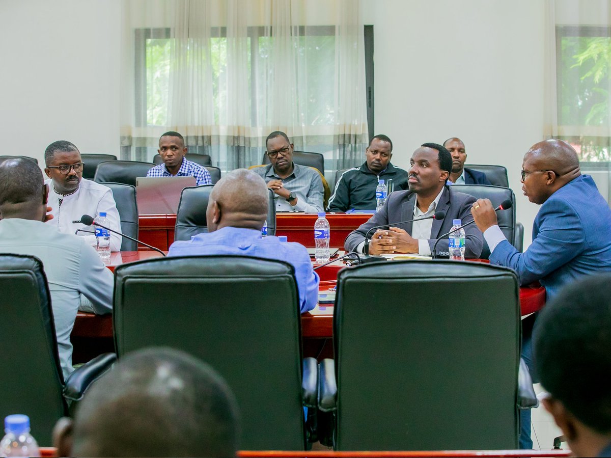 RwandaAgri's tweet photo. Today, Hon. @T_Ndabamenye held a meeting with Vice Mayors in charge of Economic Development and Directors of Agriculture &amp; Natural Resources from all districts. They discussed measures to strengthen food security &amp; promote conservation agriculture for sustainable food production. https://t.co/NvcsoIGzmf