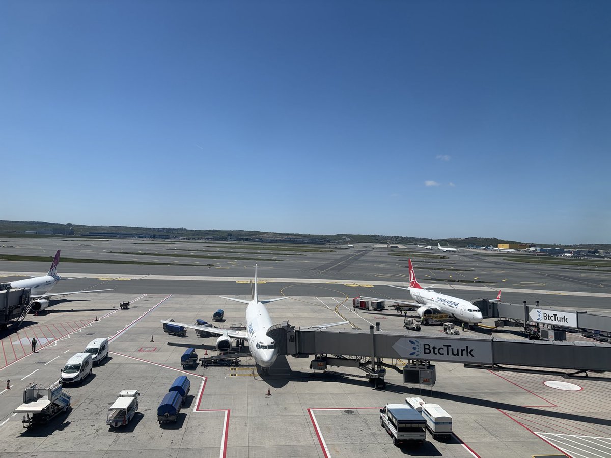OUocb1c's tweet photo. ウランバートルからイスタンブールに到着🛬
世界最大の空港なだけあってめちゃくちゃ歩く🚶

旅の疲れでよく考えずに空港の両替所でリラに変えたらめちゃくちゃレート悪いことに気づいてテンション⤵︎
3万円→5830TL
約1万円の損😭

#海外旅行
#ひとり旅 https://t.co/QJMW1pGHky