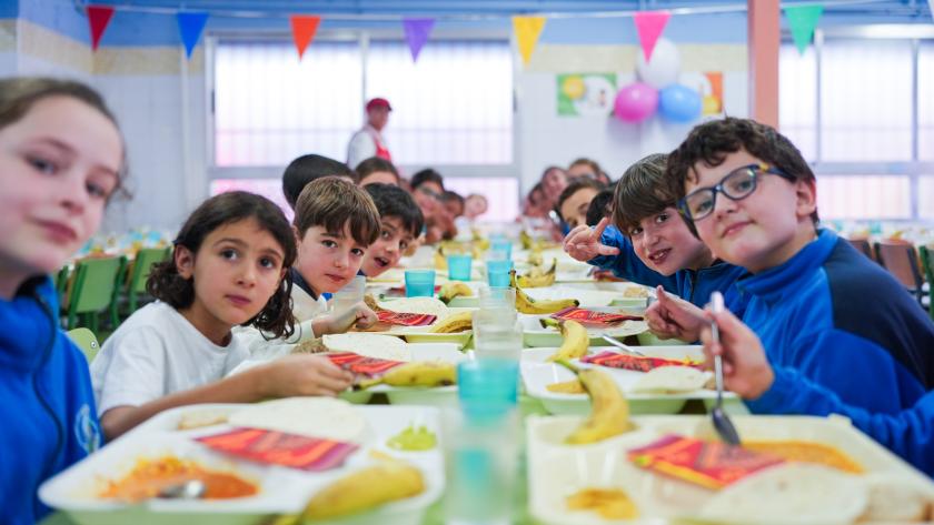 ComunidadMadrid's tweet photo. 🍎 La Comunidad de Madrid abre el plazo para solicitar las becas de comedor del curso 2026/27.

✅ La documentación para optar a estas ayudas se podrá presentar del 29 de abril al 28 de mayo.

+Info: https://t.co/olXTdbeHvq https://t.co/Fi9WTKZPxj