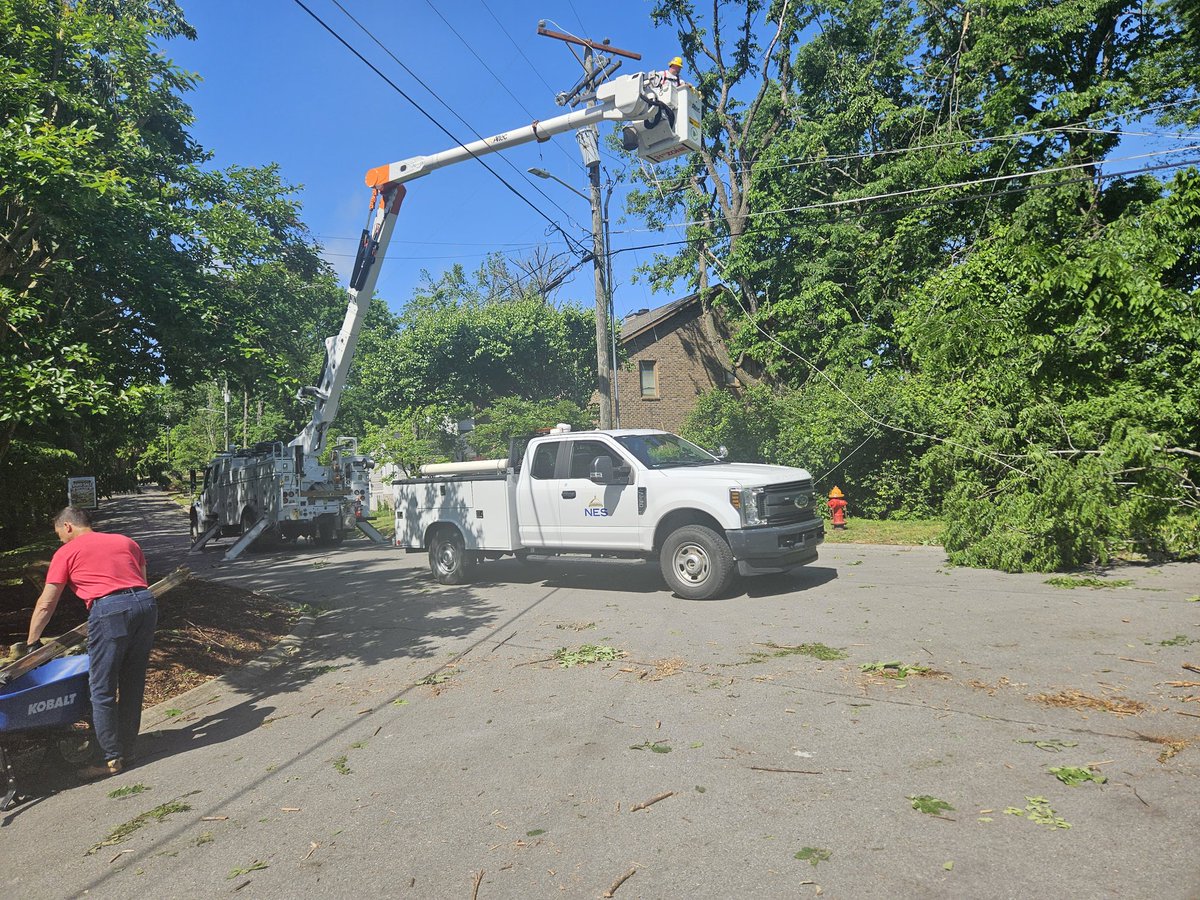 bmcgee0256's tweet photo. @NashSevereWx Brentwood at Robert E Lee Ln trees down with power lines #tspotter https://t.co/LrwaTiflya