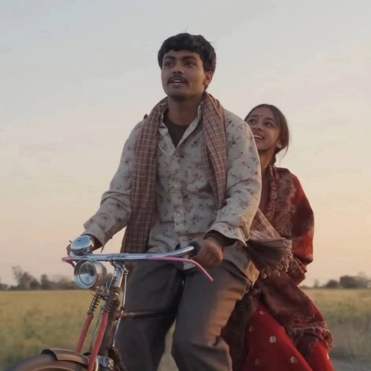 दुनिया की जो पहली 
प्रेमिका रही होगी-
वहां से लेकर तुम-
सब एक ही है न?

ग़ालिब से लेकर गुलज़ार तक
सब एक ही प्रेमिका 
के लिए 
लिखते आएं हैं।

अगर नहीं तो कैसे 
फिट बैठ जाते हो तुम
मेरी पढ़ी हर कविता में-
ग़ालिब के नज़्म में भी-
और मेरी लिखी अधपकी-बेस्वाद
कवितओं में भी।

1/2