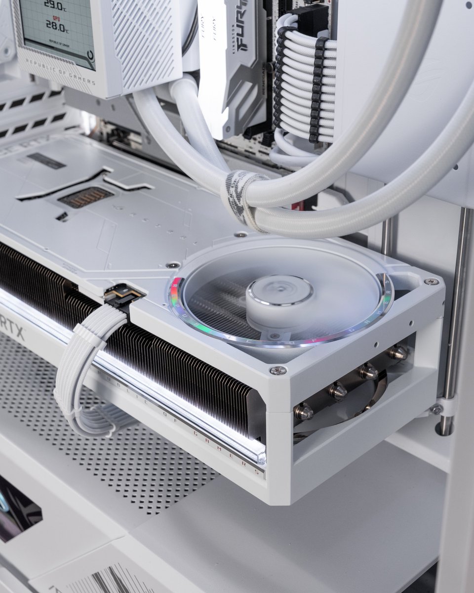 ASUS_ROG_FR's tweet image. Du très lourd qui nous parvient de @mr_matt_lee avec le boîtier blanc #ROG Helios II ! La config : 

➡️Carte graphique : ROG Astral RTX 5080 OC
➡️Alimentation : ROG Thor 1600W Titanium III
➡️Carte mère : ROG Maximus Z890 Apex
➡️Watercooling : ROG Ryujin III 360 ARGB

#PCbuild