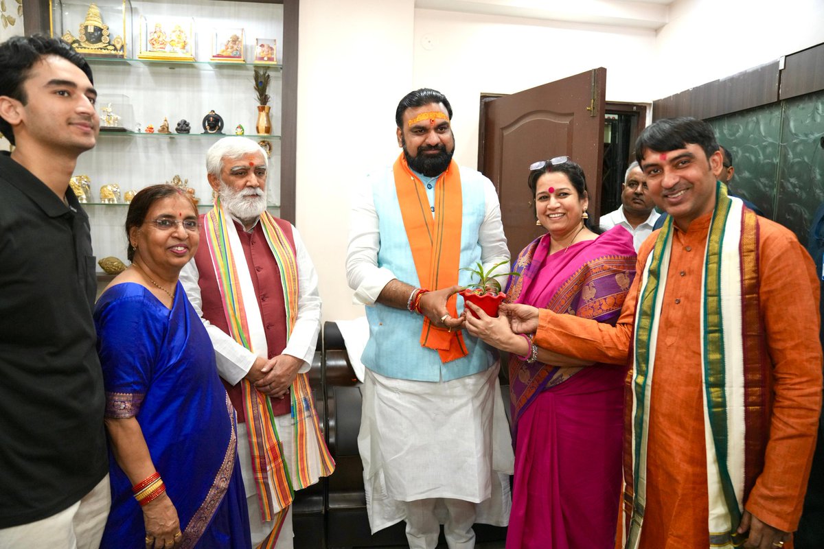 samrat4bjp's tweet photo. भाजपा के वरिष्ठ नेता और पूर्व केंद्रीय मंत्री श्री अश्विनी कुमार चौबे जी के पटना स्थित आवास पर जाकर शिष्टाचार मुलाकात की।

@AshwiniKChoubey https://t.co/hgAgyj6oDG