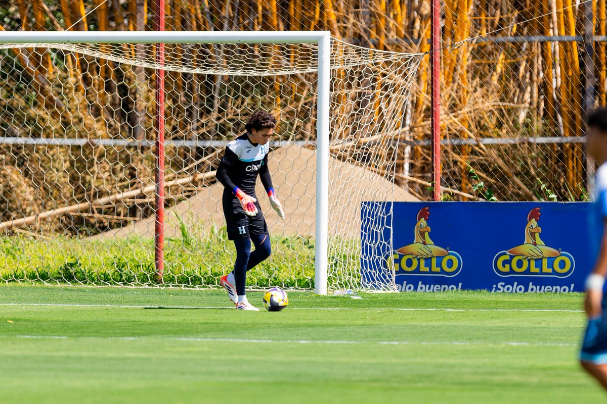 FFH_Honduras's tweet photo. 🔥Entrada en calor de #LaHU17 🇭🇳
La H U-17 ya realiza trabajos precompetitivos, previo a su segundo fogueo internacional ante Costa Rica.
🕙 10:00 A.M.
📍 CAR FCRF | San José, Costa Rica
📺FIFA +
¡Vamos #Cipotes!
#LaHU17Mundialista #LaHSomosTodos https://t.co/xCuYuVaFZh