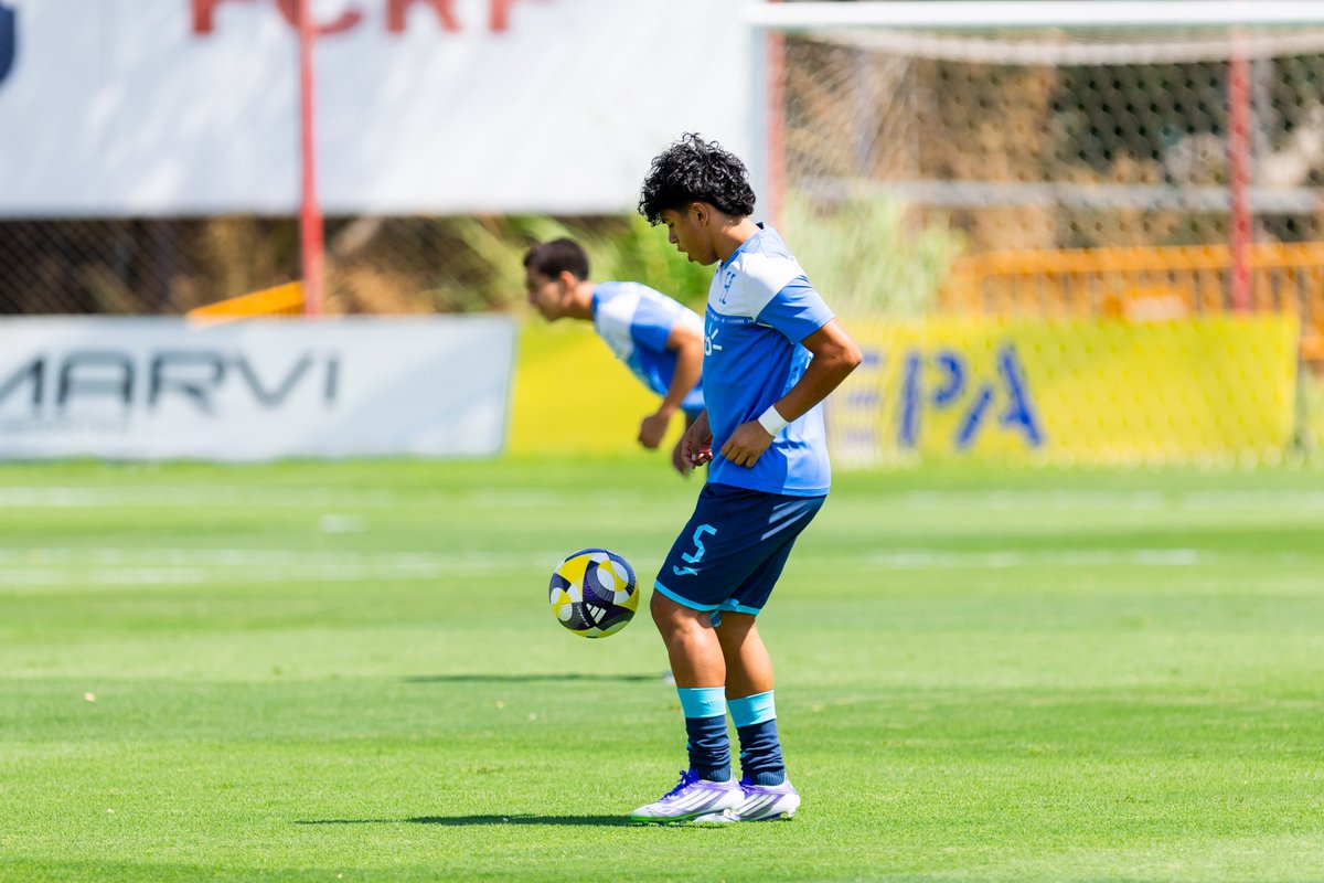 FFH_Honduras's tweet photo. 🔥Entrada en calor de #LaHU17 🇭🇳
La H U-17 ya realiza trabajos precompetitivos, previo a su segundo fogueo internacional ante Costa Rica.
🕙 10:00 A.M.
📍 CAR FCRF | San José, Costa Rica
📺FIFA +
¡Vamos #Cipotes!
#LaHU17Mundialista #LaHSomosTodos https://t.co/xCuYuVaFZh