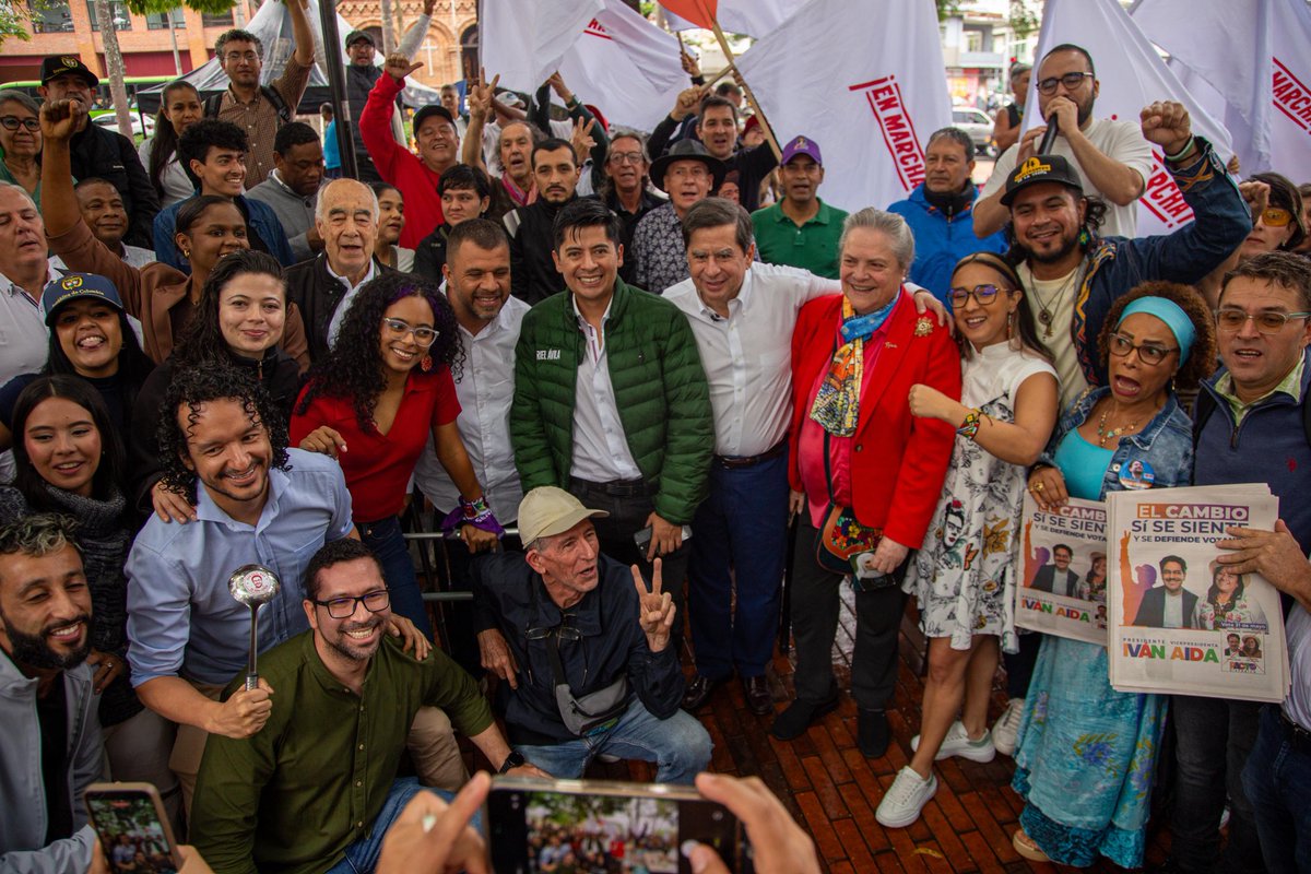 DiegoHD42501510's tweet photo. Hoy, lanzamiento de #AlianzaPorLaVida en Medellín, y con lluvia, la candidatura a Presidencia de @IvanCepedaCast crece en Antioquia para ganar en 1a  vuelta. Vamos por un Acuerdo Nacional para no regresar al pasado y mirar con alegría y esperanza el futuro del país que queremos! https://t.co/jdEpaixvvj
