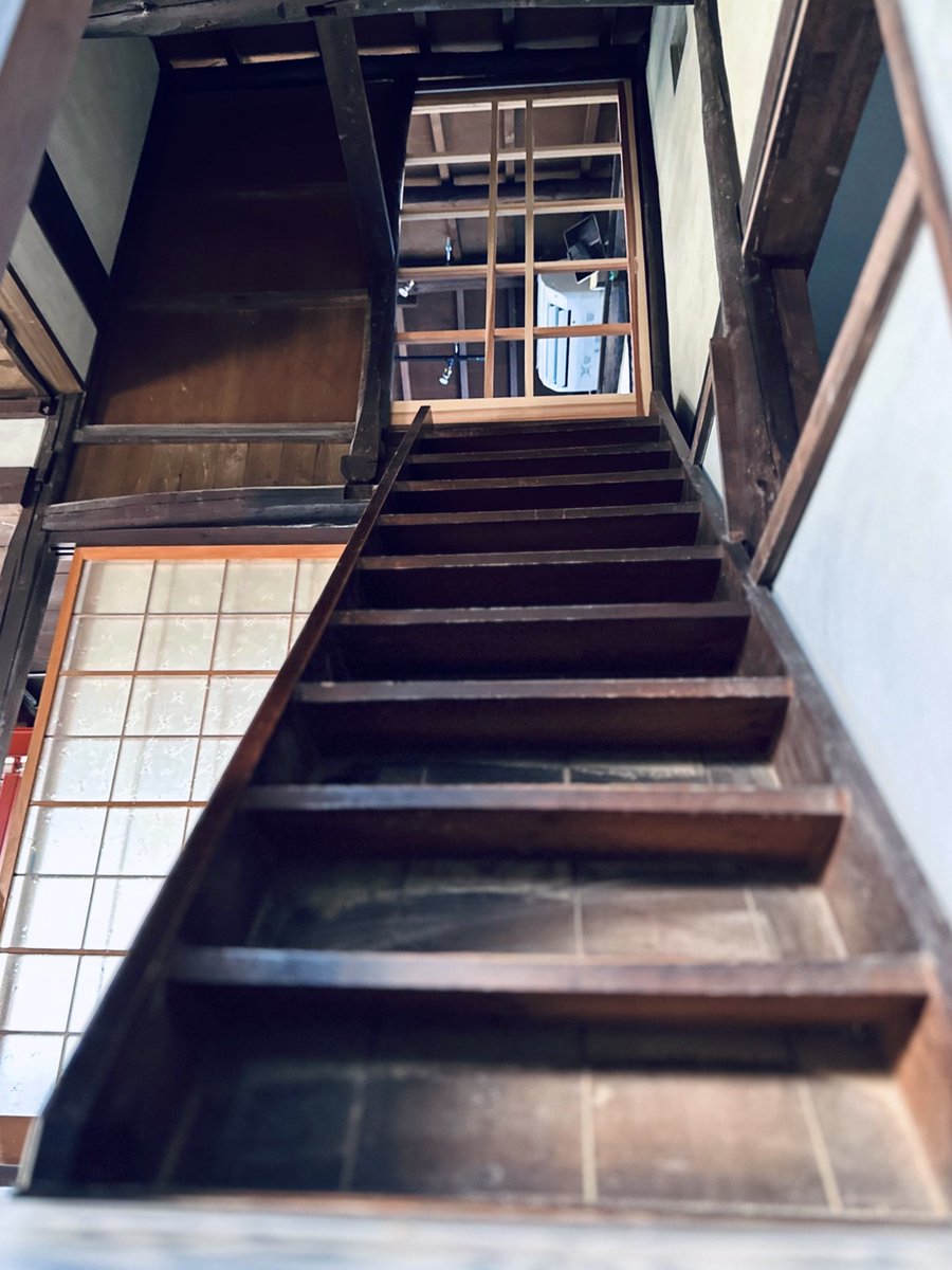 komeko__note's tweet photo. ジブリに出てきそうな階段👀
#古民家 #岡山 #トトロ？ https://t.co/QaQEjND38i