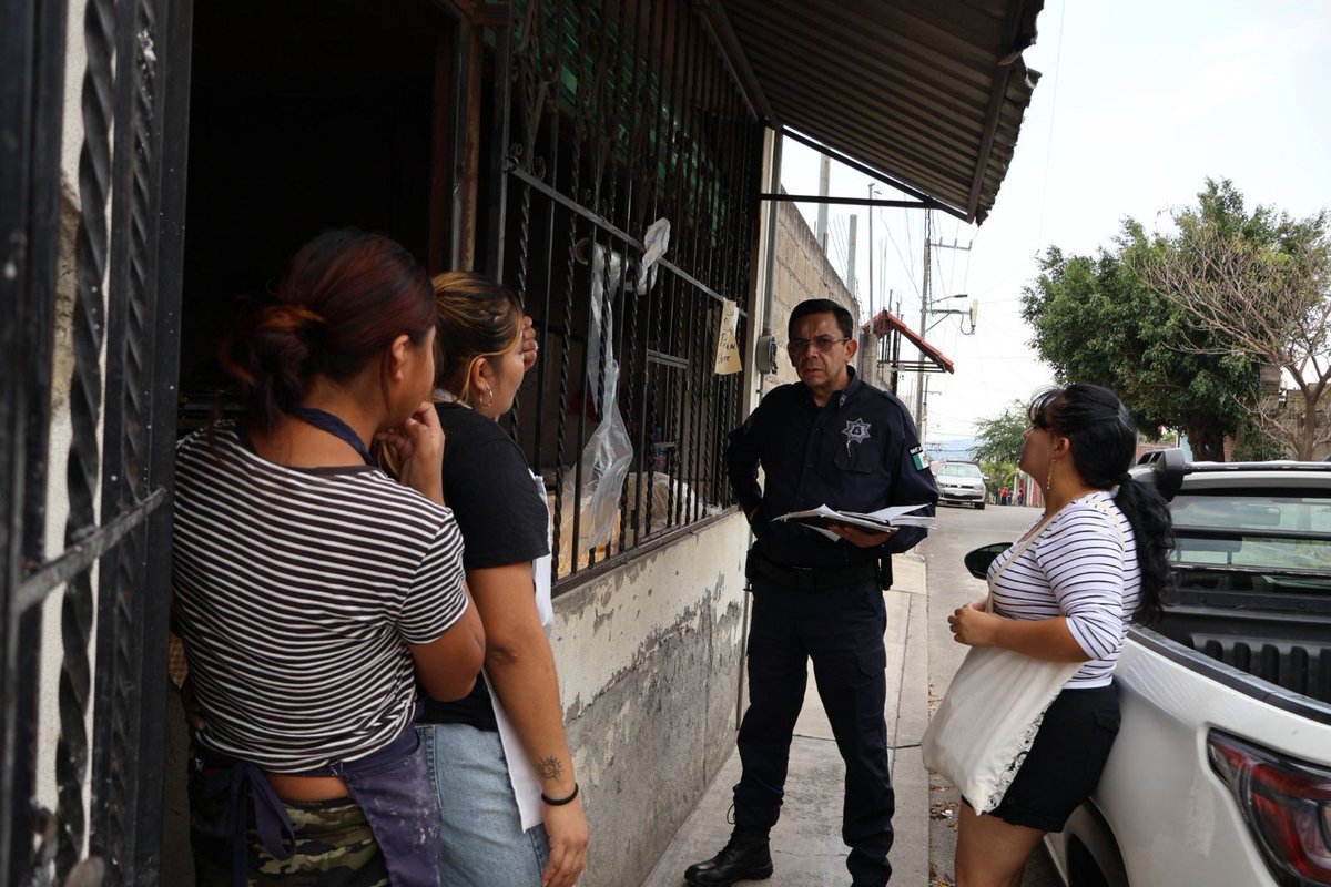 Columna_Digital's tweet photo. Derivado del Cabildo Abierto en la colonia Alta Vista, el secretario de Protección y Auxilio Ciudadano de #Cuernavaca @SspCuernavaca , Pablo Nivardo Aguilera Casados, atendió de inmediato quejas de seguridad de vecinos de la colonia Milpillas. https://t.co/URtMeyu3jD
