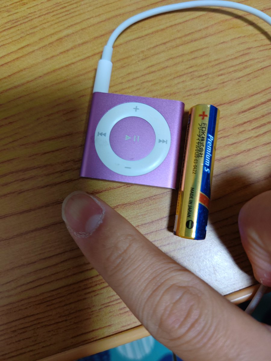 nyanyanyaN1c's tweet image. DAPを買うまでの繋ぎとしてiPodシャッフル買ったけど、、、あ。これめっさちっせぇ！
音はボーカル近めでベースが響く高音が少しシャリってるね。とはいえ耳に刺さるほどシャリってはないから俺みたいなドンシャリ好きな人はいいかも。
 #オーディオ　 #iPod