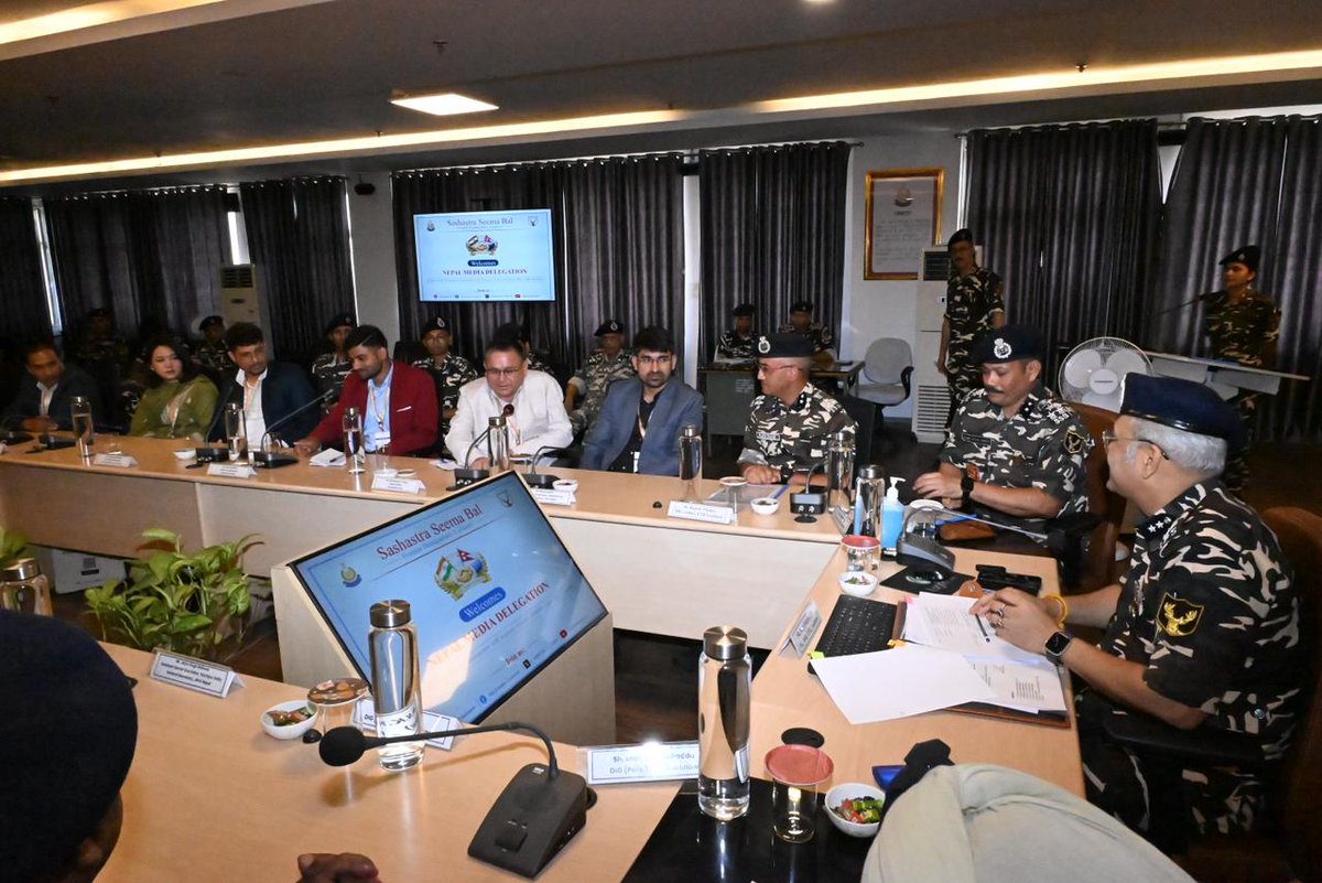SSBFTRLUCKNOW's tweet photo. #ssbftrlucknow  में #nepal मीडिया प्रतिनिधिमंडल का स्वागत किया गया, श्री @ratnsanjayips, महानिरीक्षक, सीमांत लखनऊ के साथ बैठक में भारत-नेपाल सीमा, समन्वय एवं द्विपक्षीय सहयोग के विविध आयामों पर सार्थक चर्चा हुई।
#SSB #FTRLucknow #IndiaNepalFriendship #BorderCoordination https://t.co/h2rUnTKaZV