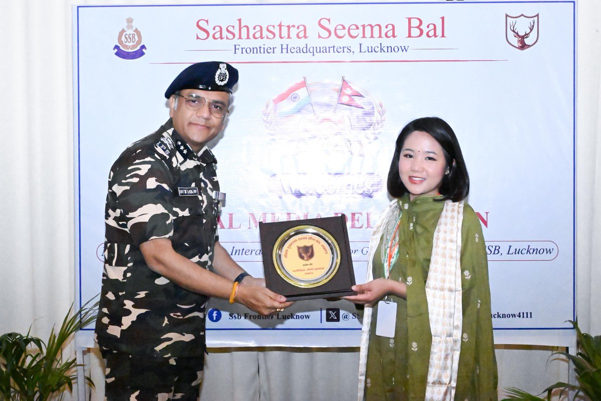 SSBFTRLUCKNOW's tweet photo. #ssbftrlucknow  में #nepal मीडिया प्रतिनिधिमंडल का स्वागत किया गया, श्री @ratnsanjayips, महानिरीक्षक, सीमांत लखनऊ के साथ बैठक में भारत-नेपाल सीमा, समन्वय एवं द्विपक्षीय सहयोग के विविध आयामों पर सार्थक चर्चा हुई।
#SSB #FTRLucknow #IndiaNepalFriendship #BorderCoordination https://t.co/h2rUnTKaZV