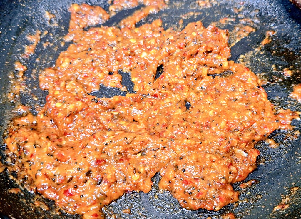 ransomredrum's tweet photo. How to prepare "Lehsun aur Lal Mirch ki chutney" at home?
1-Be home in time
2-Discuss with your spouse 
3-Align on the recipe 
4-Ready ingredients 
5-Execute Steps with dedication 
6-Present the Final Outcome
🔥
⚠️Wash hands thoroughly before using the washroom⚠️ 
#KitchenTales https://t.co/Xg4W1eldSV
