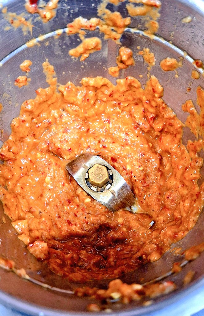 ransomredrum's tweet photo. How to prepare "Lehsun aur Lal Mirch ki chutney" at home?
1-Be home in time
2-Discuss with your spouse 
3-Align on the recipe 
4-Ready ingredients 
5-Execute Steps with dedication 
6-Present the Final Outcome
🔥
⚠️Wash hands thoroughly before using the washroom⚠️ 
#KitchenTales https://t.co/Xg4W1eldSV