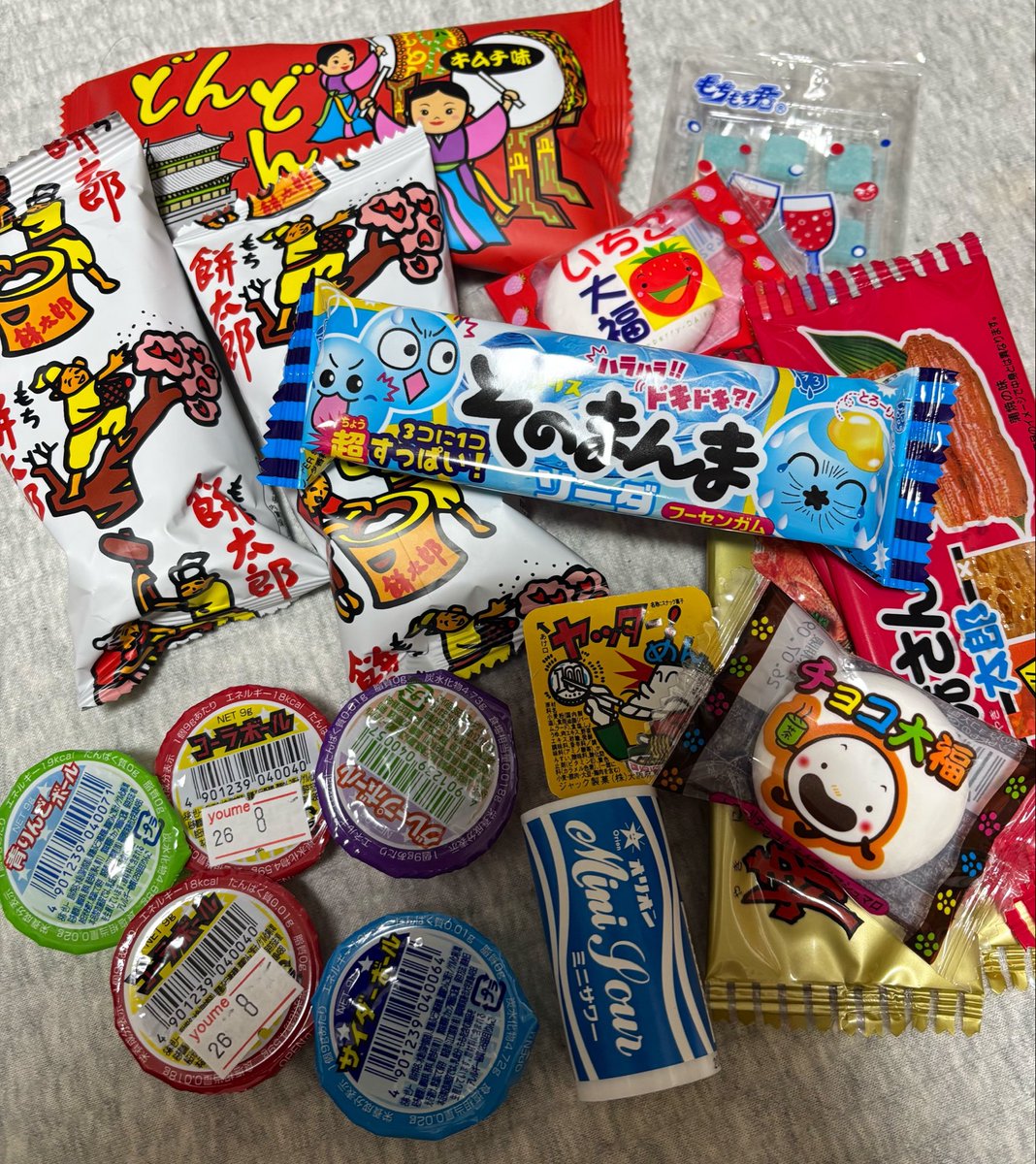 wingedmode's tweet photo. 仕事終わり姪っ子達とお買い物へ行き、
そこに駄菓子屋さんもあったので、
一緒になって買ってみました(о´∀`о)
明日からの連休中にちょいちょい食べていきますw https://t.co/Ls1Gm2uczH