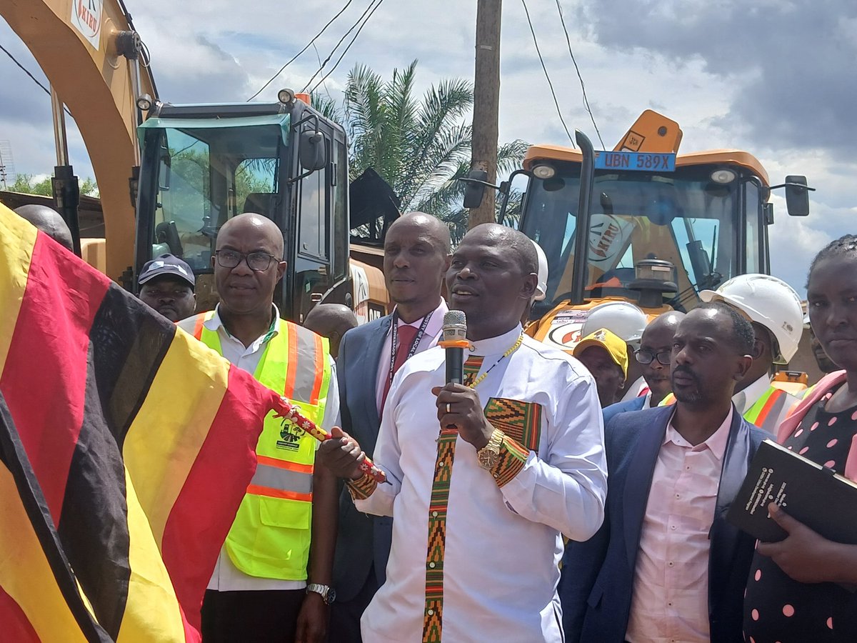 ngabotonny22's tweet image. @GovtOfUganda to arrest traders defying trade orders, says State Minister for Kampala
@kyofakabuye2 .  
The warning came during the Kireka–Kamuli–Naalya road handover to Kiru general services ltd .  as some traders return to streets. #Kampala #Uganda