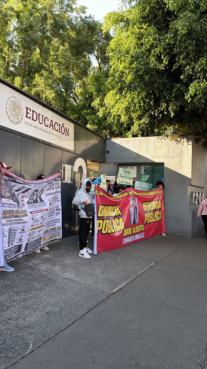 amarilloalarcon's tweet image. ‼️Piden trabajadores 
de la #SEP a @mario_delgado que informe a la secretaria @BuenGobierno_mx 
#Anticorrupcion por los actos de nepotismo que se viven en la dependencia

Señalan a Ericka Velasco -Coordinación Sectorial en Materia de Remuneraciones y Jorge Zaragoza, dir. Rec Hum.