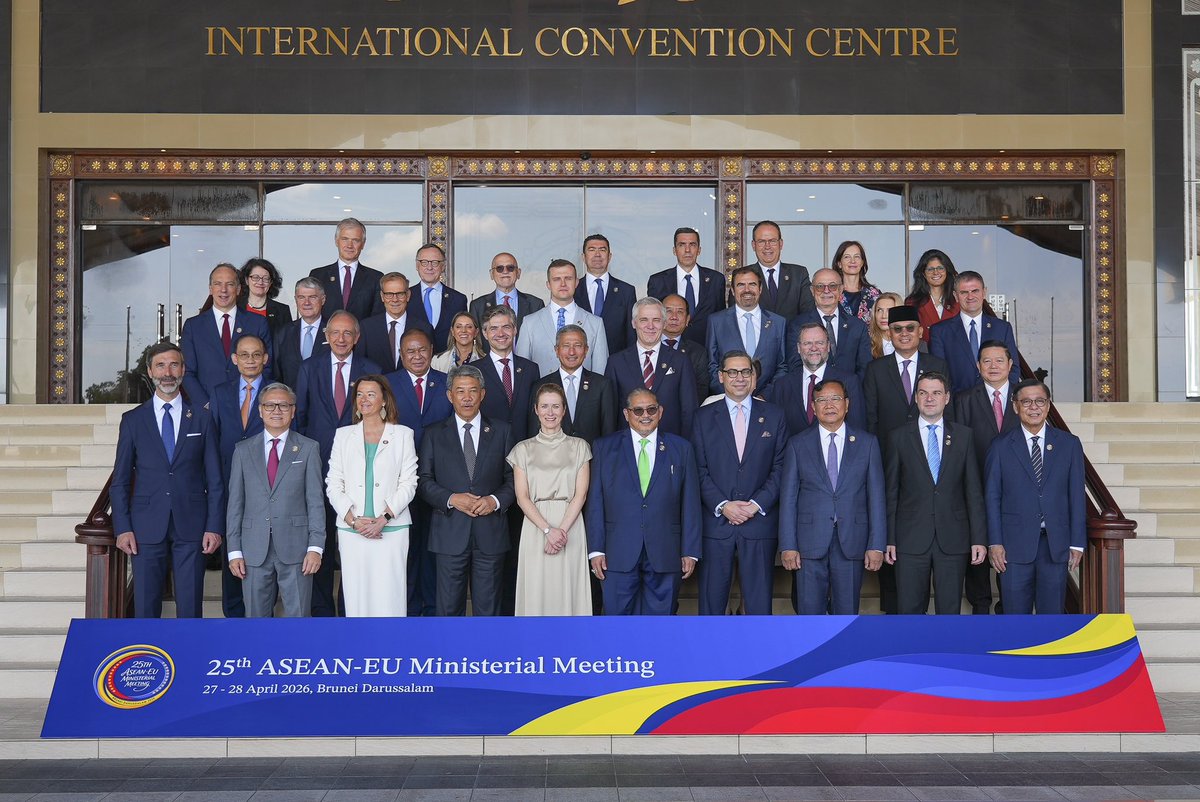 MFAThai's tweet image. DPM/FM @SihasakPh attended the 25th #ASEAN - #EU Ministerial Meeting #AEMM in #Brunei. The meeting discussed ways to advance coop. under the ASEAN - EU Strategic Partnership and exchanged views on key regional and international issues, reaffirming the importance of a rules-based