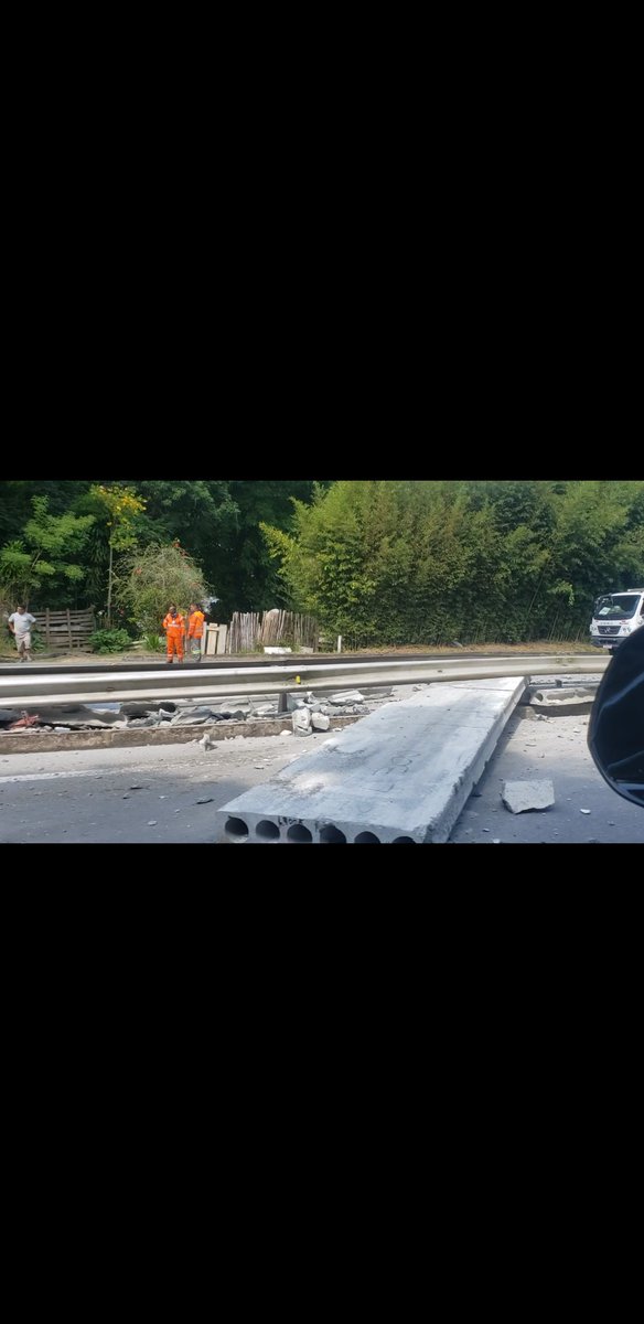 MPz1963's tweet photo. Br040, altura de Pedro do Rio, sentido Juiz de Fora, após Itaipava, Petrópolis. Houve algum incidente. Parece que a carga caiu de um caminhão. Maiores  informações, contactar com a Elovias. https://t.co/YmEJrFpn4y