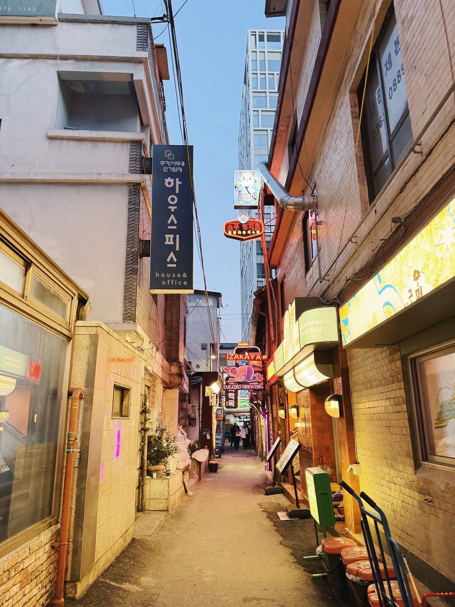 korealens_'s tweet photo. eulji-ro after dark 🌆 one of seoul’s coolest hidden alleys

#euljiро #seoul #seoulnight #koreastreet #hiddenseoul https://t.co/mu6ulutznv
