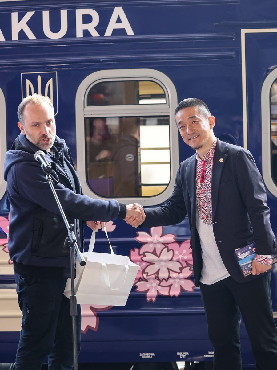 美しいキーウ駅。構内に、桜模様をラッピングした特別列車「サクラ