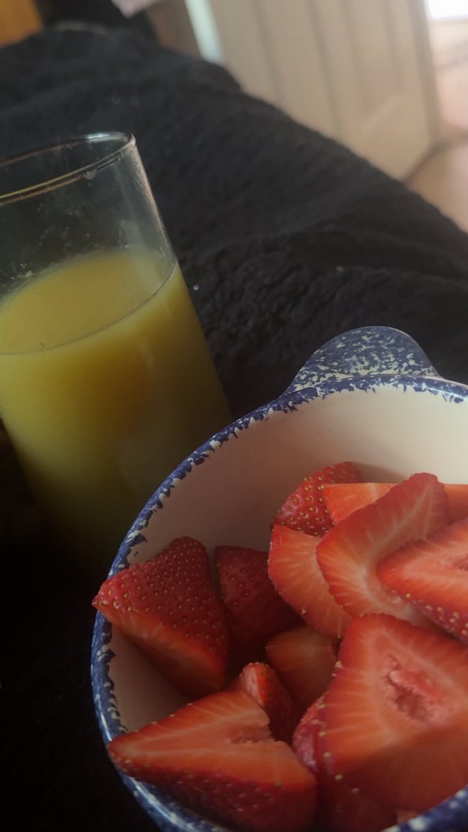 xcandyxowo's tweet photo. I might start posting wieiad just to track properly lmao ˚₊·—̳͟͞͞♡

Strawberries &amp; pineapple juice<333 https://t.co/a1EcKSxJuc
