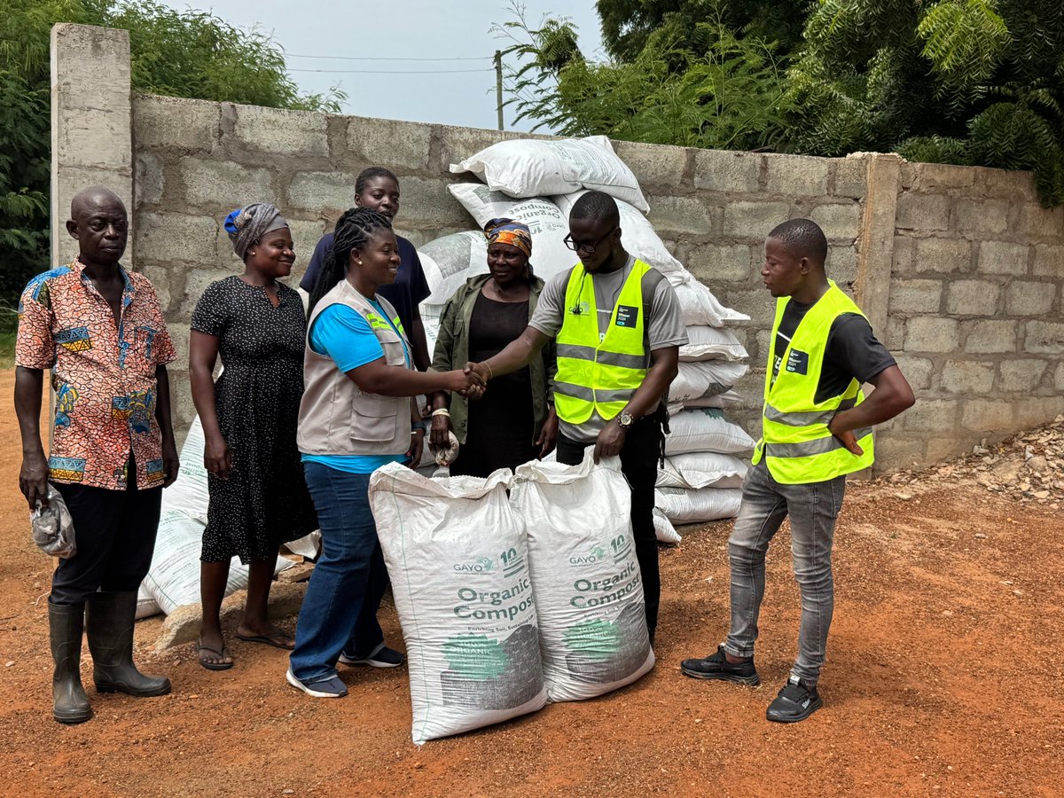 gayoghana's tweet photo. Last week, GAYO donated 180 bags to 50 urban farmers including students at Accra SHS and Osu Manhean Basic School.  

Circular economy in action!  

Watch more: https://t.co/98rqxRPaoE  #GAYOImpact 
#UrbanFarming #CompostGhana https://t.co/A2SN8R7cr4