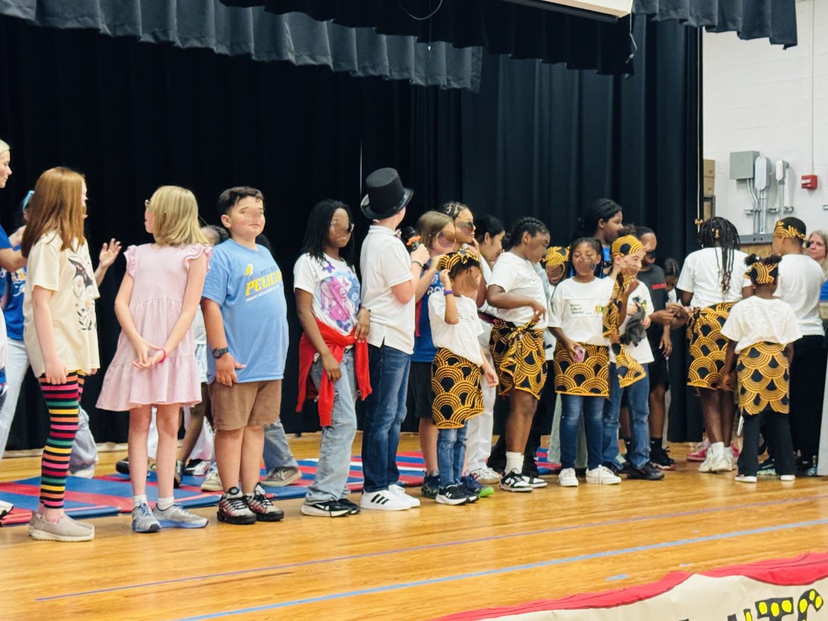 VBFACE1's tweet image. 🤩@RosemontEagles in conjunction with Community in Schools had their talent show on April 24, and they proved that Rosemont definitely has talent! VB FACE Language Ambassadors were on hand as well to interpret for parents. #communitypartnerships #languageaccess
