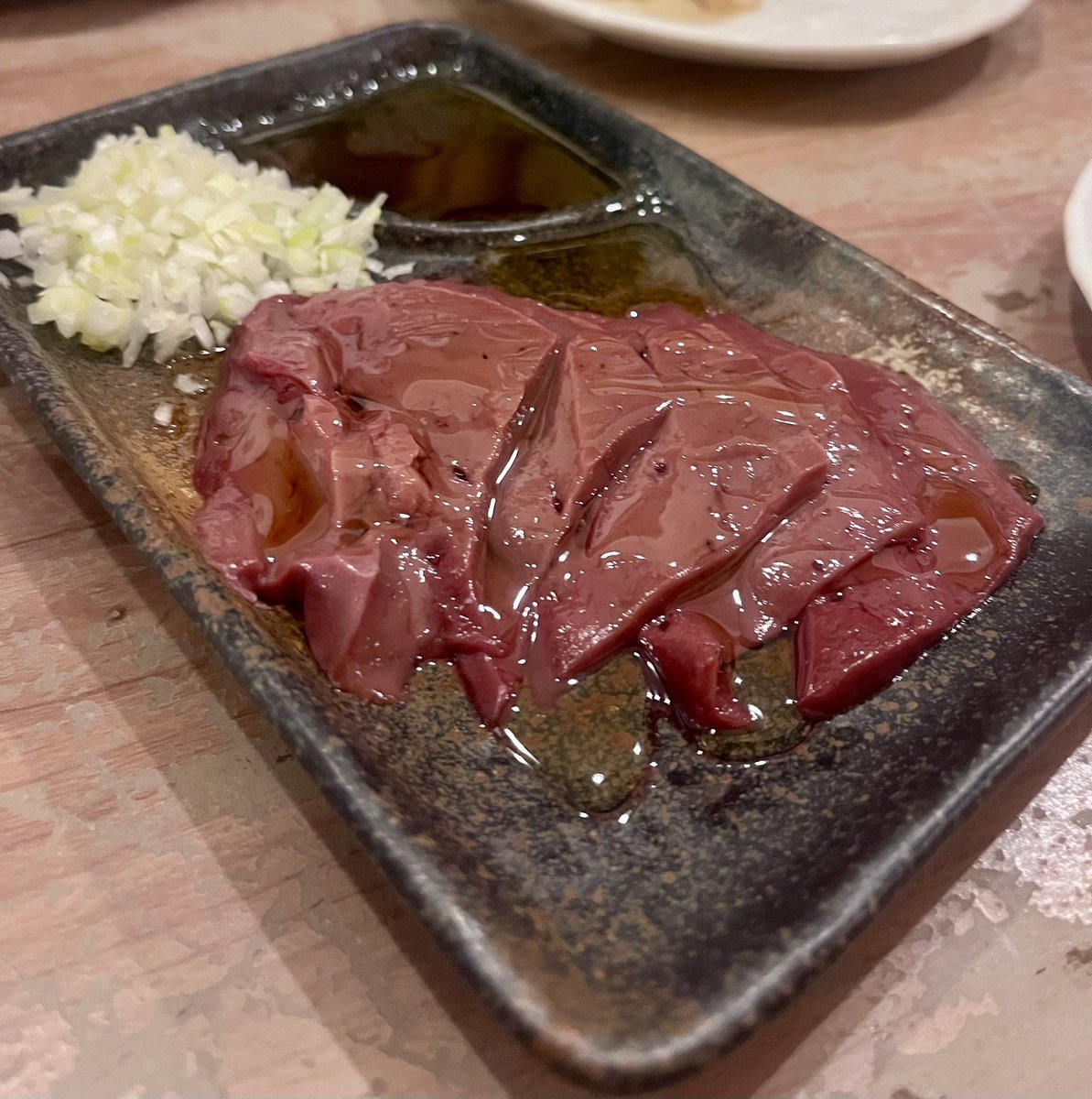 NaKo_Dec21's tweet photo. 会社の若手と飲み会でした。タバコが吸えてレバ刺しが美味くてリーズナブルで一心が大好きです。 https://t.co/CossmH9KX2