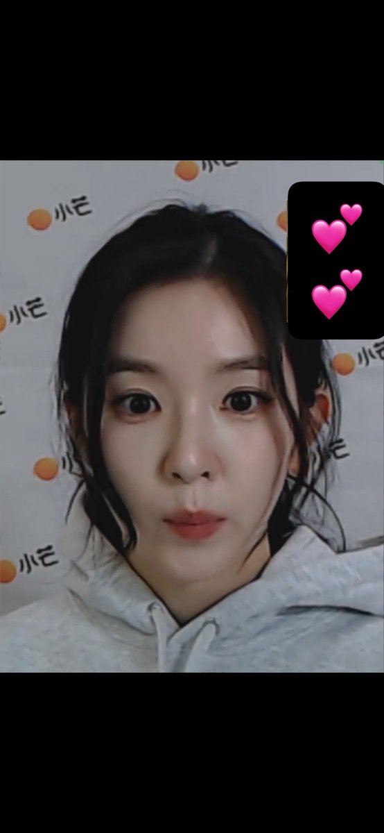 seulspires's tweet image. Heart melted today during the video call.

#irene #redvelvetirene #irene_biggestfan