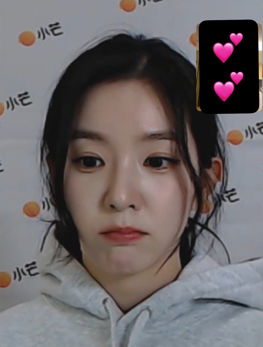 seulspires's tweet image. Heart melted today during the video call.

#irene #redvelvetirene #irene_biggestfan