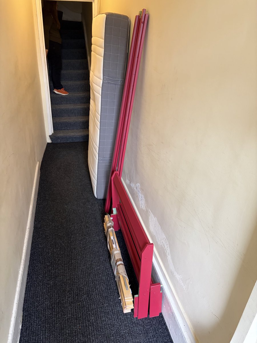 DeliverEasyLtd's tweet photo. From Kilburn to Kennington today 📦🛏️

Picked up a bed frame &amp; a single mattress in Kilburn and delivered safely to one of our clients in Kennington.

Another happy customer in the books ✅

📩 Get in touch for a reliable&amp; stress-free service. 
📞 07395844429 https://t.co/4eQEzIO1I2