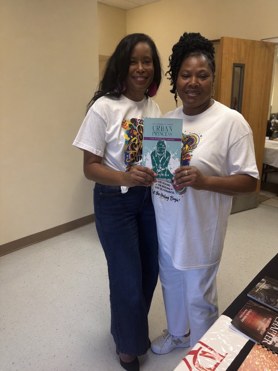 She bought the book… then she said THIS 👀

“This is for teen girls… but we need it too.”

That’s when I knew—this message hits deeper. 💜

#UrbanPrincess #TeenGirlsMatter #HealTheInnerChild #WomenWhoHeal #BookTok #BlackAuthors #SelfEsteem #SheSTANDS #ViralBooks #Motivation