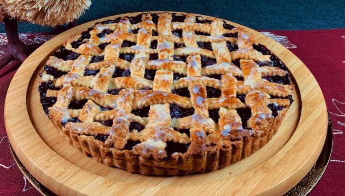 GGoodtaste's tweet image. Happy #TastyTuesday !! How about Peek-A-Blueberry Pie for #BlueberryPieDay 🍇
It’s made with blueberries lightly sweetened with dried cranberries, baked in a tart pan for a lighter pie, covered with a lattice crust, &amp;amp; drizzled with lemon-orange glaze. 
Recipe below 👇#Baking