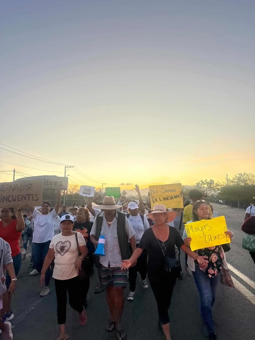 La gente de #Nayarit está defendiendo su territorio a costa de la ausencia y complicidad criminal de las autoridades de los tres niveles. Es una de las muestras más flagrantes de un gobierno corrupto que solo sirve a intereses privados.