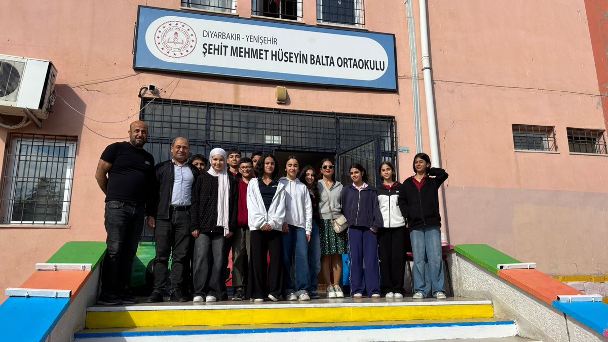 Smhboo21's tweet photo. Okulumuzun renklendirilmesinde emeği olan öğrencilerimize ve öğretmenimize teşekkür ederiz. @YenisehirMEM @Diyarbakirmem https://t.co/03L3yqkp42