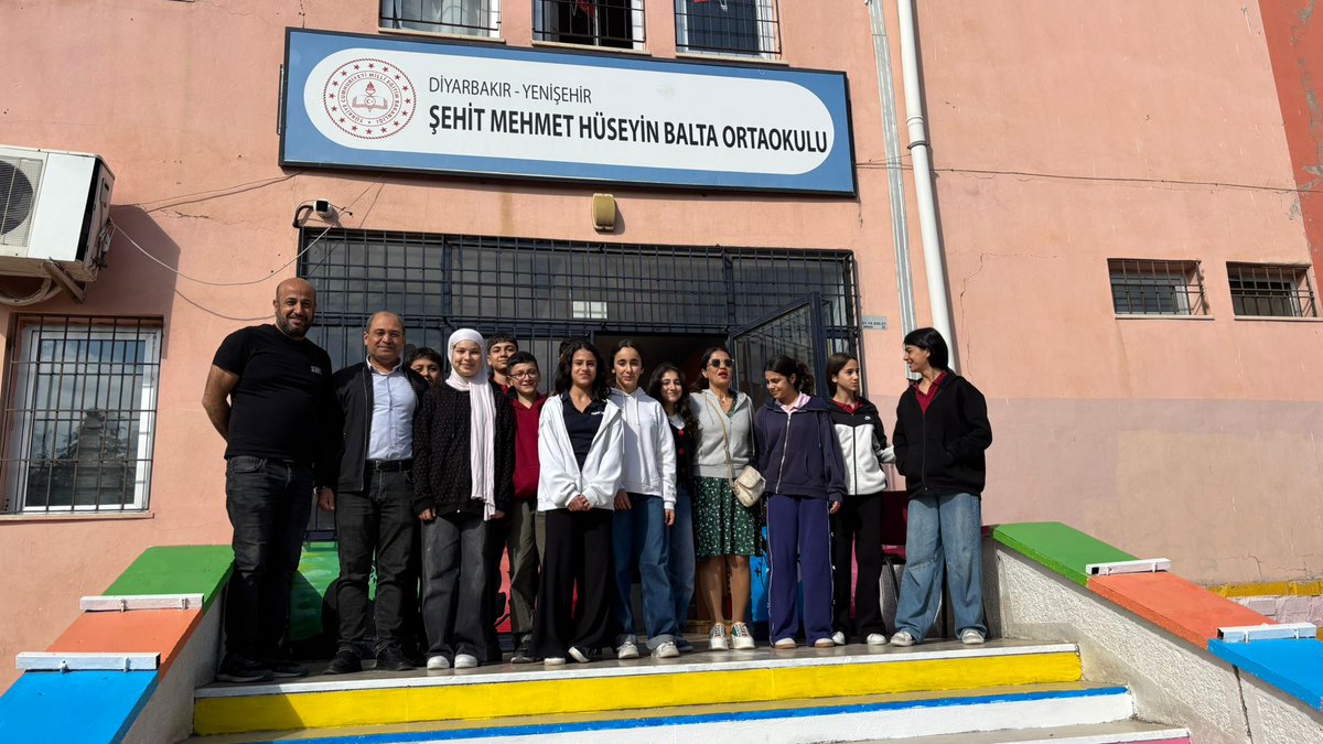 Smhboo21's tweet photo. Okulumuzun renklendirilmesinde emeği olan öğrencilerimize ve öğretmenimize teşekkür ederiz. @YenisehirMEM @Diyarbakirmem https://t.co/03L3yqkp42