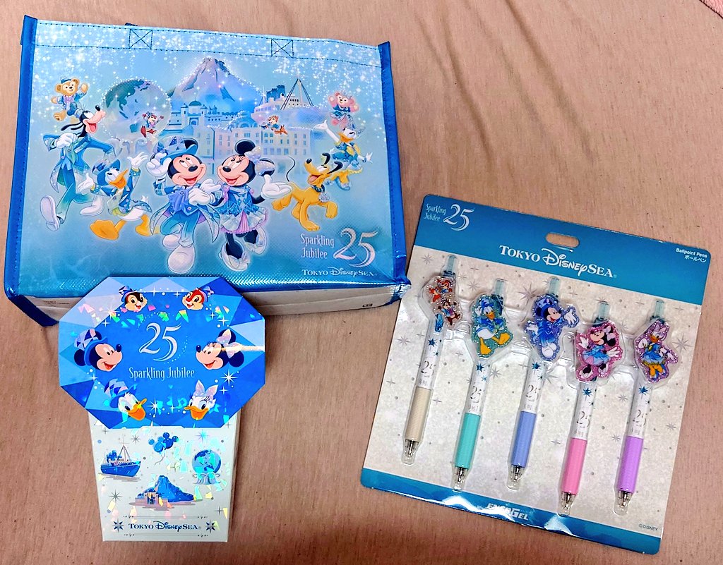 sss8231026's tweet photo. 次はぁ  ショップバックxs、アーモンドチョコレートバーバック、ボールペン5本セット、ミニーちゃんのぬいバ、ポテトスナック、3色ボールペン、エコバッグ！
ちなみにポテトスナックのチャームはなんと大好きなミニーちゃんがきてくれました！

#ディズニーシー25周年
#スパークリングジュビリー https://t.co/e49EkHQNyf