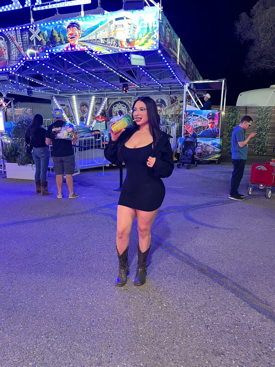 viridianaarias_'s tweet image. 🎢🎡🎠🤍 
#pimacountyfair #az #latina  #onlyfans #tucsonaz
