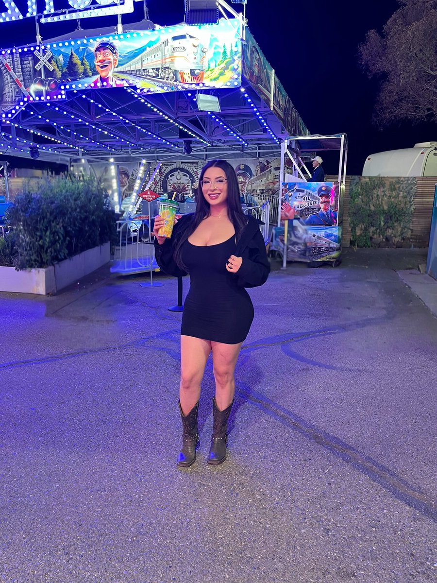 viridianaarias_'s tweet image. 🎢🎡🎠🤍 
#pimacountyfair #az #latina  #onlyfans #tucsonaz